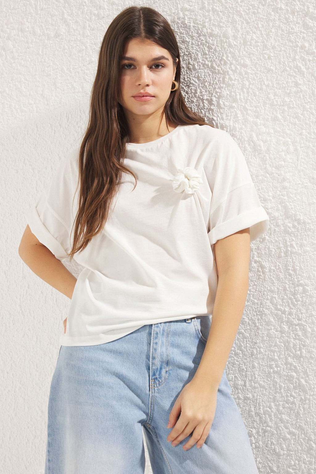 TRENDYOLMILLA Ekru Oversize/Genis Kal?p Cicek Aksesuar Detayl? Orme T-Shirt TWOSS25TS00013