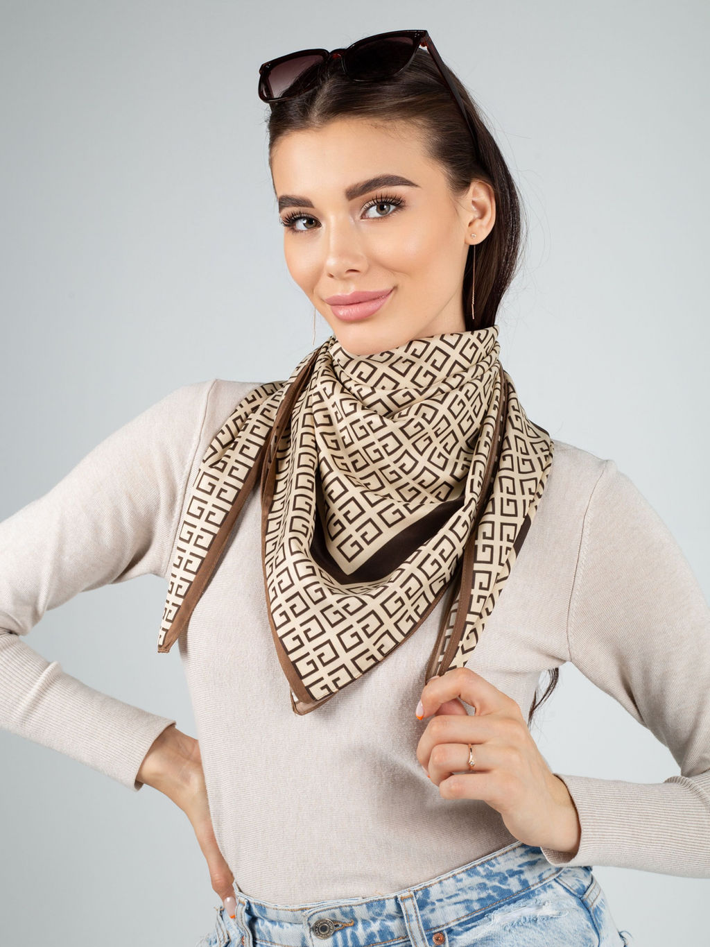 Платок на голову, с абстракцией MAGROM, бежевый, 90 х 90 см, из искусственного шелка