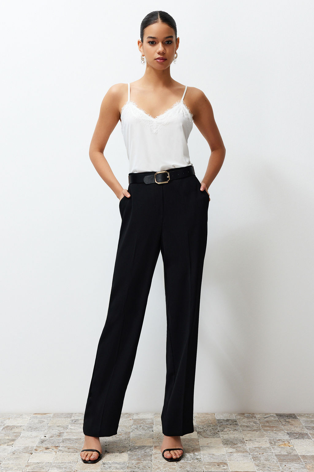 Beyaz Dantel Detayl? V Yaka Ask?l? Esnek Orme Bluz TWOSS24BZ00402