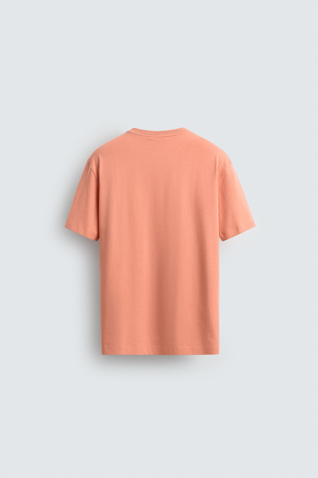 CAMISETA REGULAR FIT BORDADO CONTRASTE / Coral
