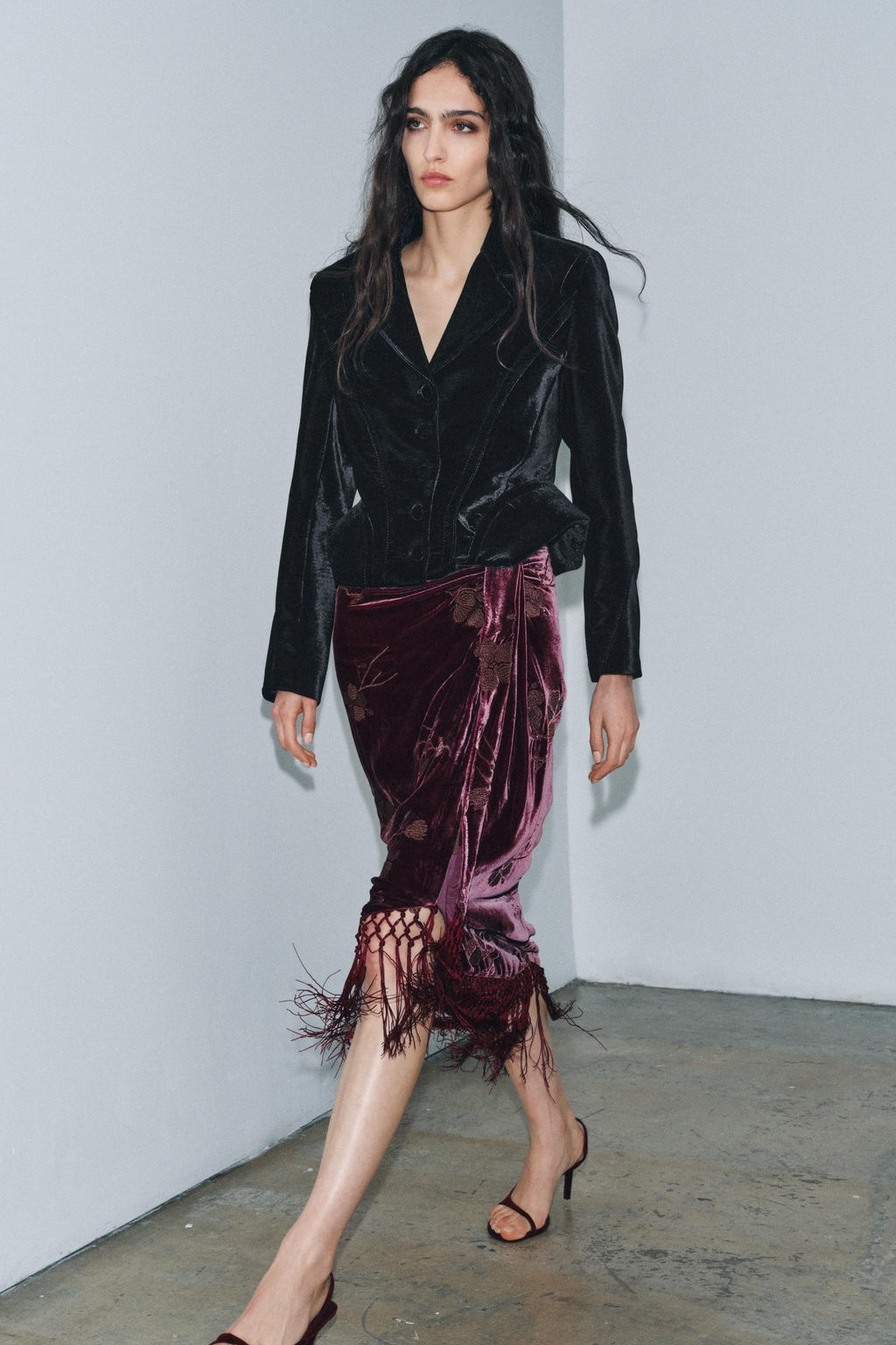 MID-WAIST VELVET SARONG SKIRT WITH FLOES EMBROIDERY - Zara фото 4