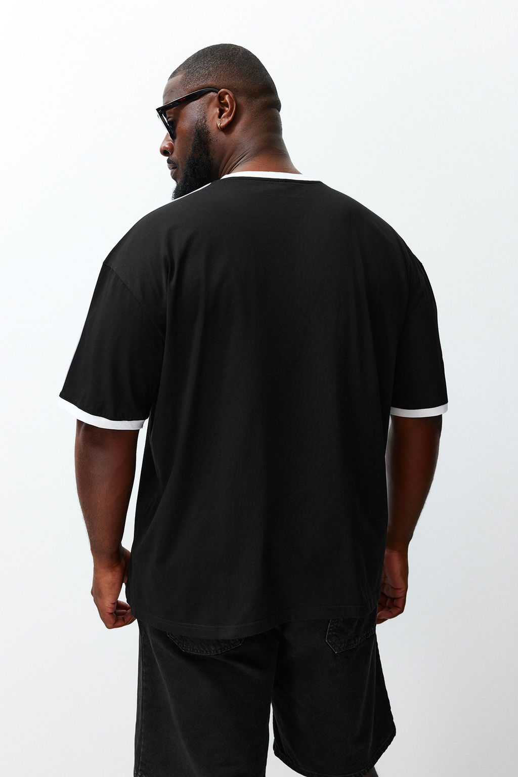 Buyuk Beden Siyah Oversize/Genis Kesim Kontrast Detayl? %100 Pamuklu T-shirt TMNSS24BF00033 - Trendyolmilla фото 6