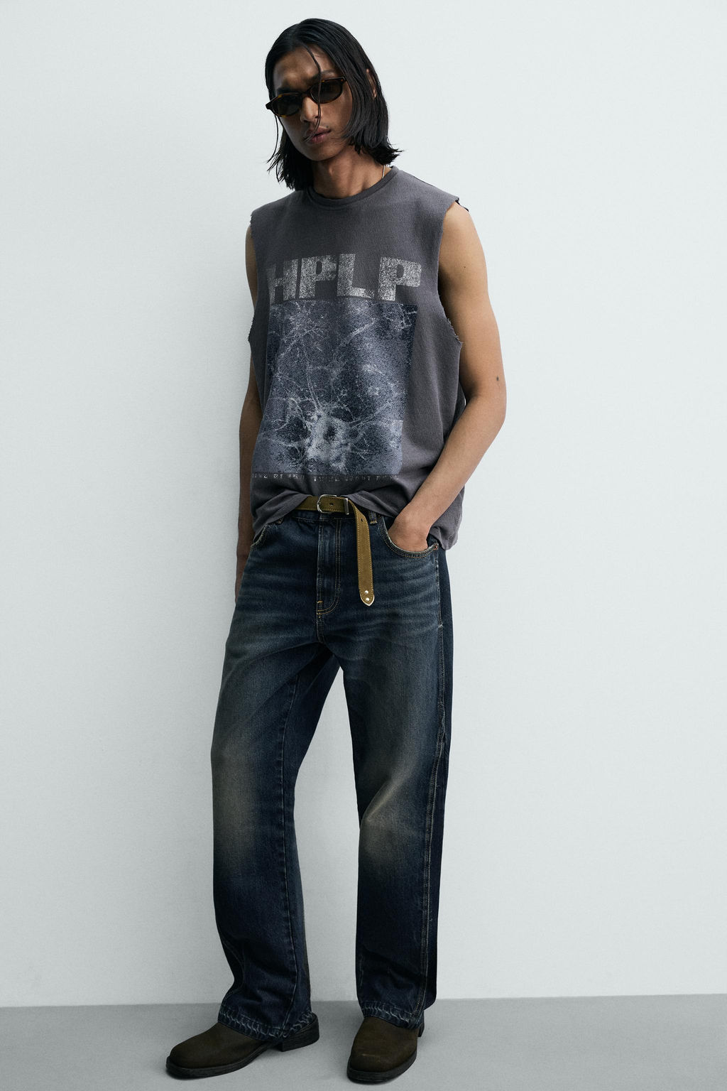 CAMISETA TANK PUNTO LAVADO ESTAMPADO / Gris azul