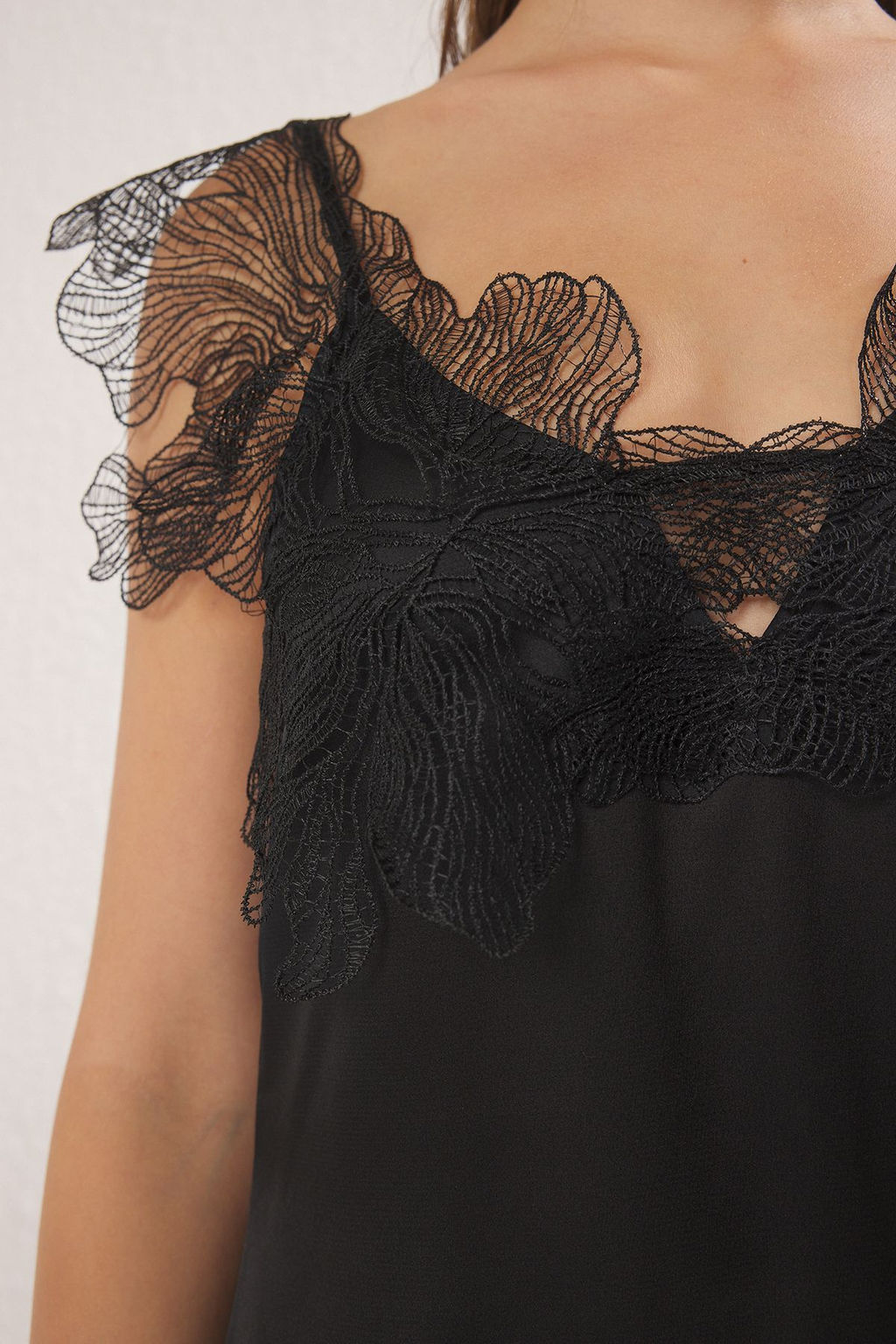 Trendyolmilla Siyah Dantel Detayl? Astarl? Saten Dokuma Midi S?k Elbise TPRSS25EL00232  фото 3