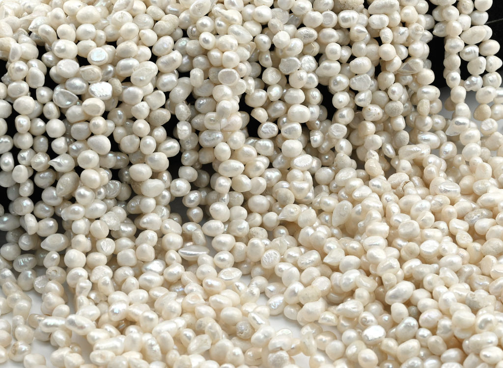 Бусины жемчуг барокко 5*7мм белый, 34см, 70 бусин Радуга камня