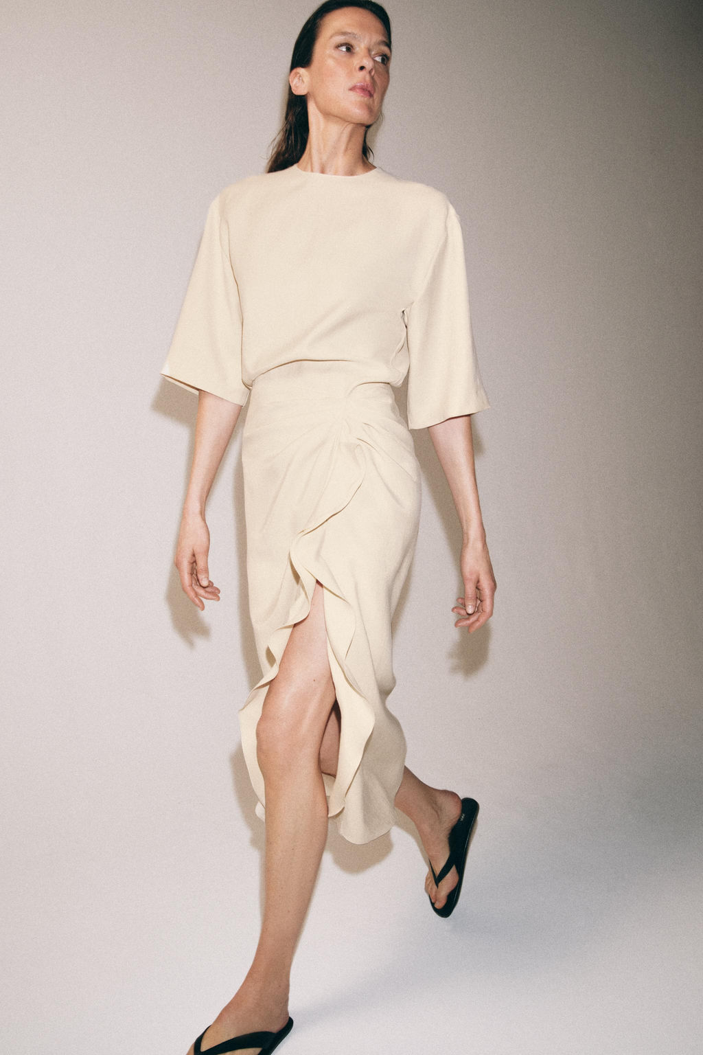 VESTIDO MIDI DRAPEADO ZW COLLECTION / Crudo medio - Zara фото 5