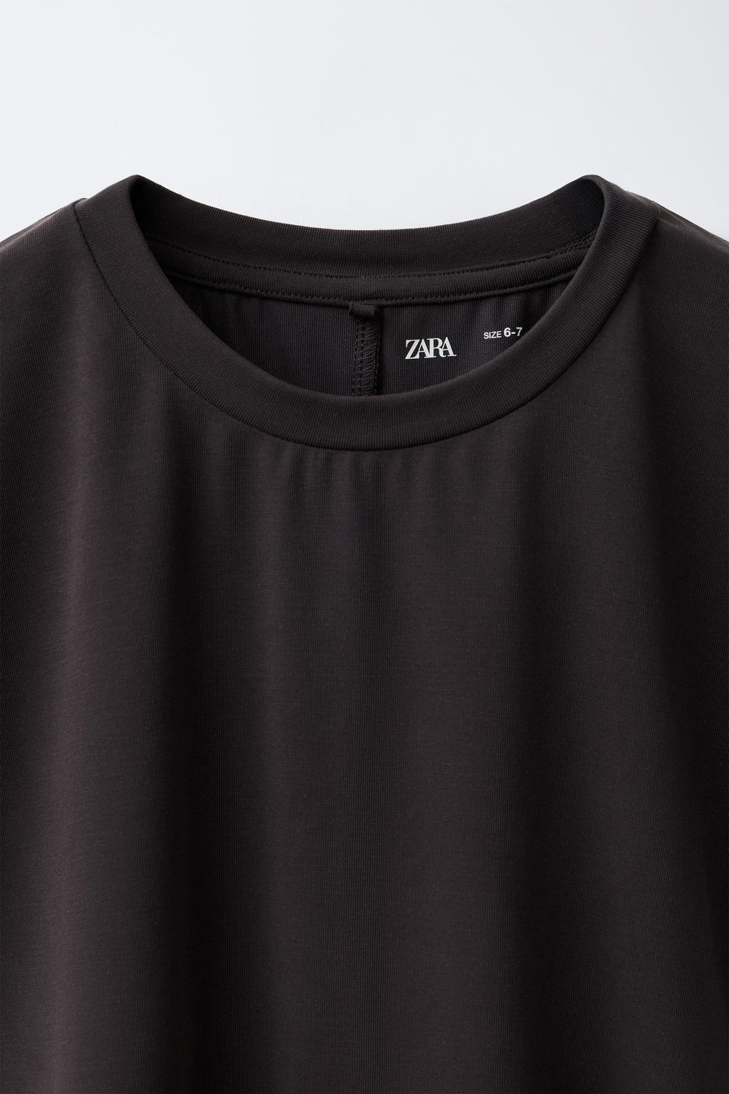 CAMISETA FLUIDA GYM CON MODAL / Gris antracita