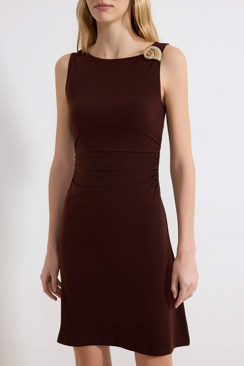 Kahverengi Bodycon Asimetrik Yaka Kolsuz Aksesuar Detayl? Maxi Esnek Orme Elbise TWOSS26EL00145