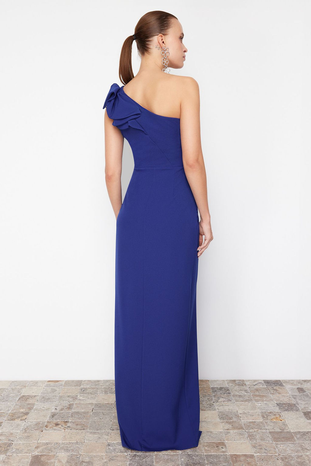 Saks Vucuda Oturan Volan Detayl? Tek Kol Dokuma Uzun Abiye Elbise TPRSS24AE00152 - Trendyolmilla фото 6