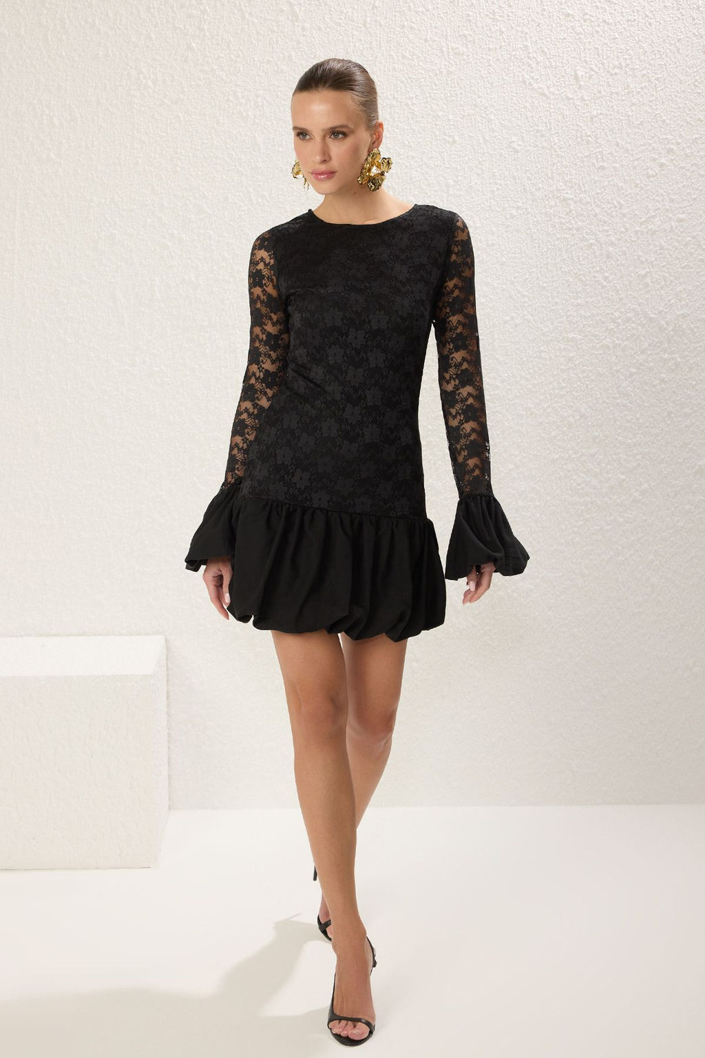 TRENDYOLMILLA Siyah A-Kesim Astarl? Balon Etek Dantel Orme K?sa S?k Elbise TPRSS25EL00240