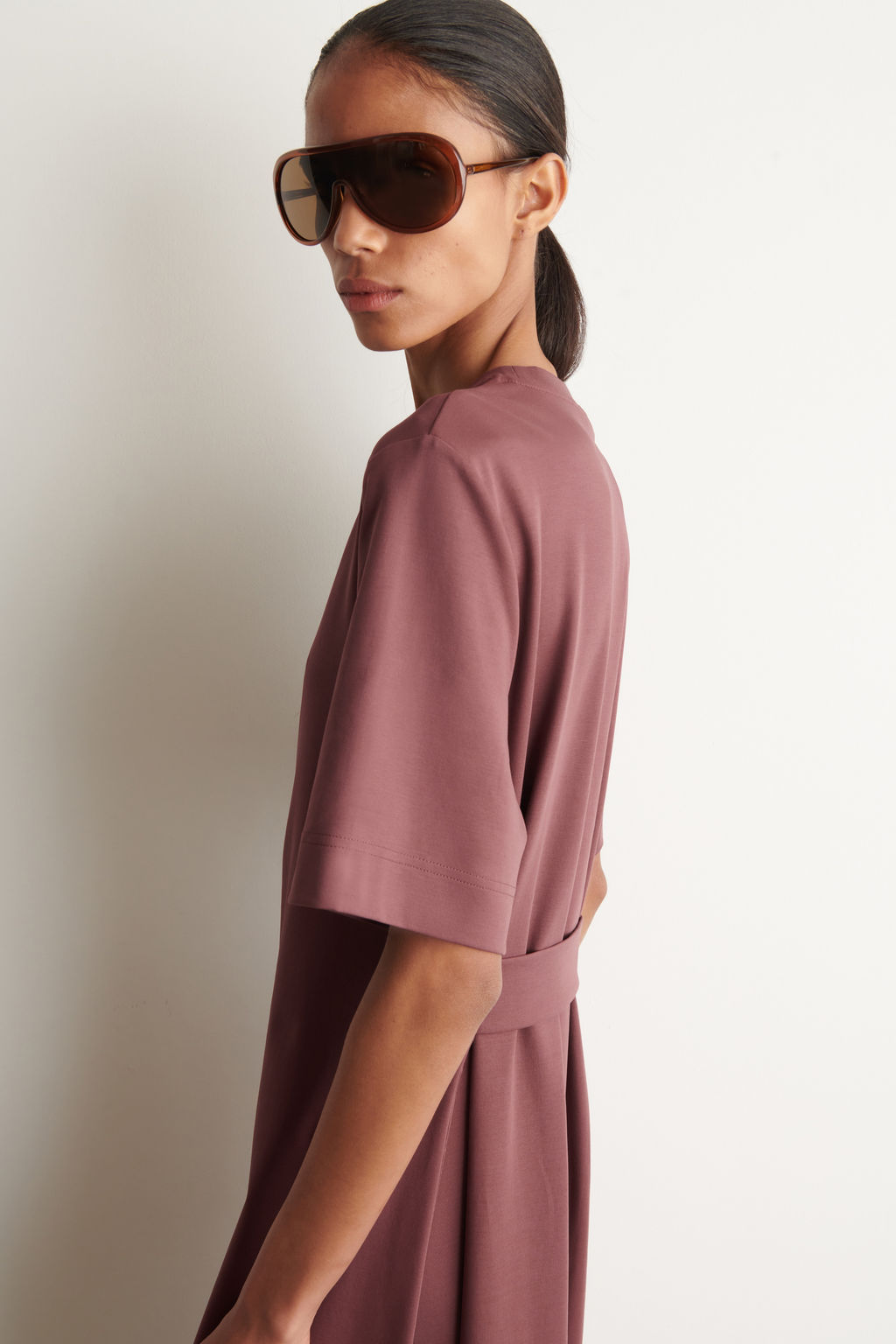 VESTIDO-CAMISETA MIDI CON DETALLE DE CINTUR?N - H&m фото 5