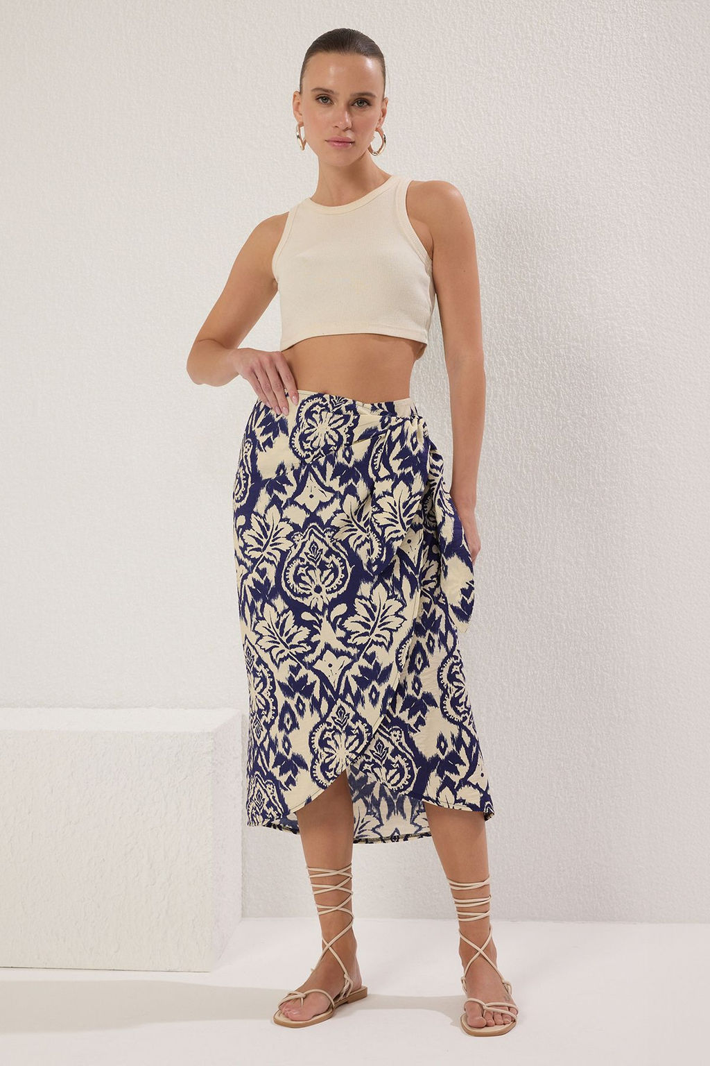 TRENDYOLMILLA Cok Renkli Baglama Detayl? Desenli Midi Boy Dokuma Etek TWOSS25ET00157