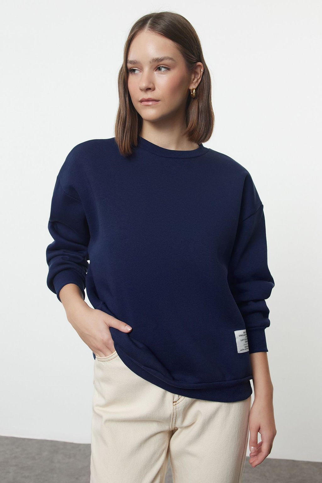 TRENDYOLMILLA Lacivert Etiket Detayl? Regular Bisiklet Yaka Orme Sweatshirt TWOAW24SW00289  фото 9