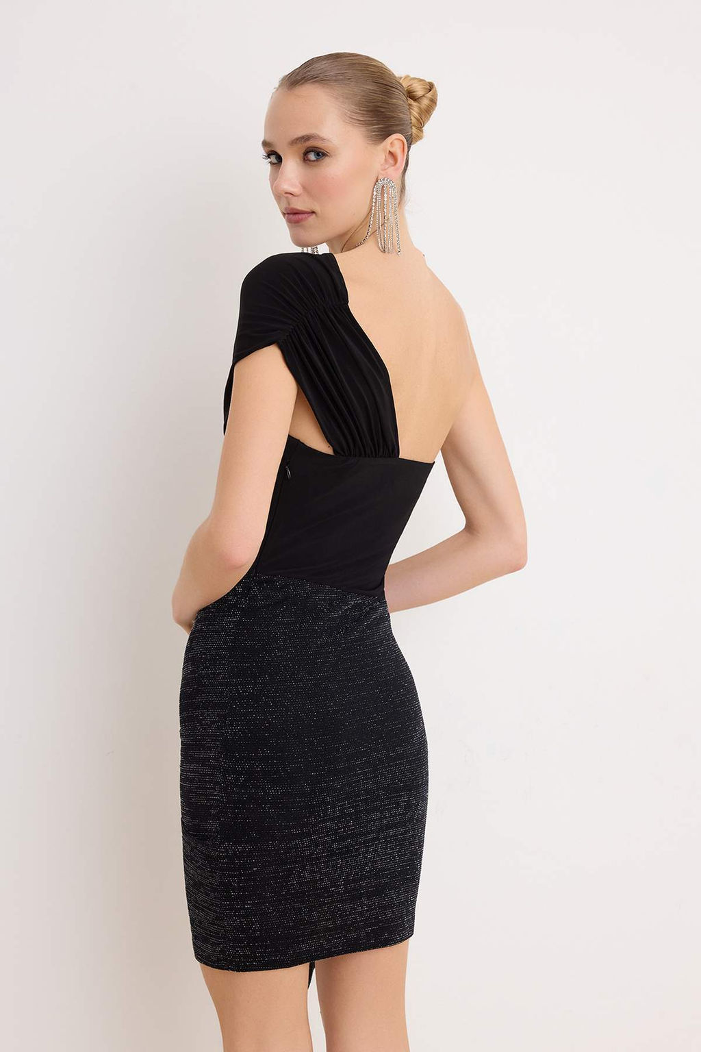 Siyah Cut Outl? Simli Etek Detayl? Orme Mini Astars?z Elbise TPRSS26EL00077