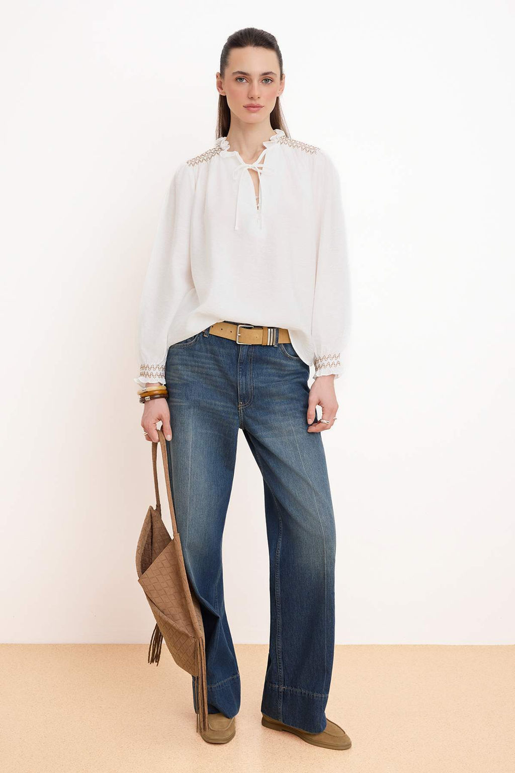 Beyaz Dokulu Gipe Detayl? Oversize/Genis Kal?p Gomlek TWOSS26GO00100