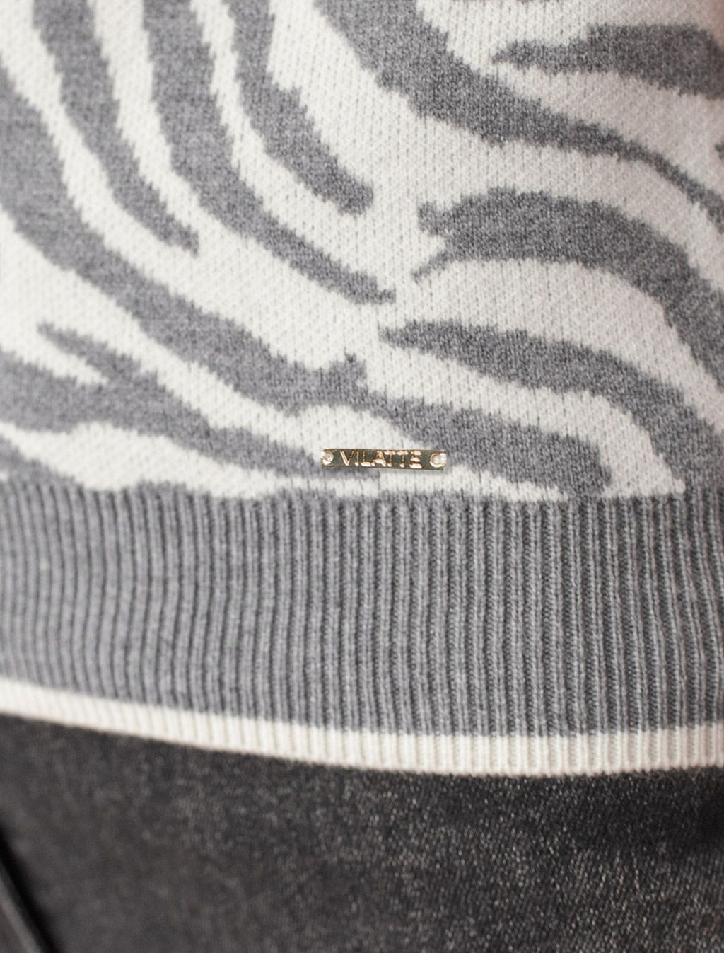 D39.362 Джемпер женский серый