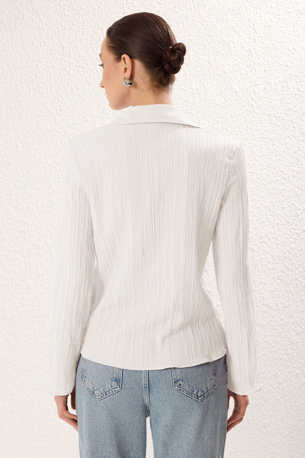 TRENDYOLMILLA Beyaz Dokulu Kumas Onden Baglama Detayl? Dokuma Gomlek TWOSS25GO00012 фото 6