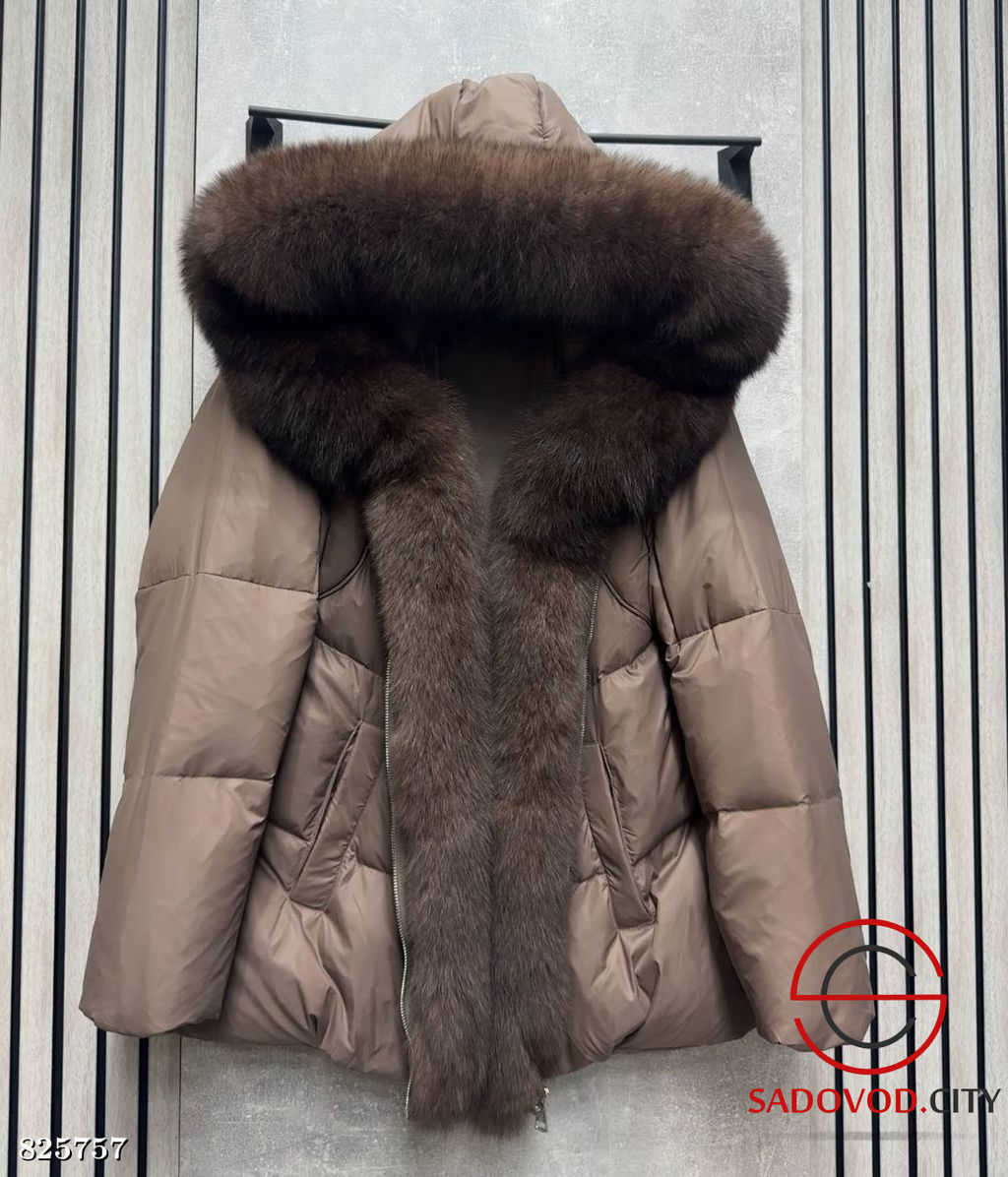 Пуховик с капюшоном натуральный мех