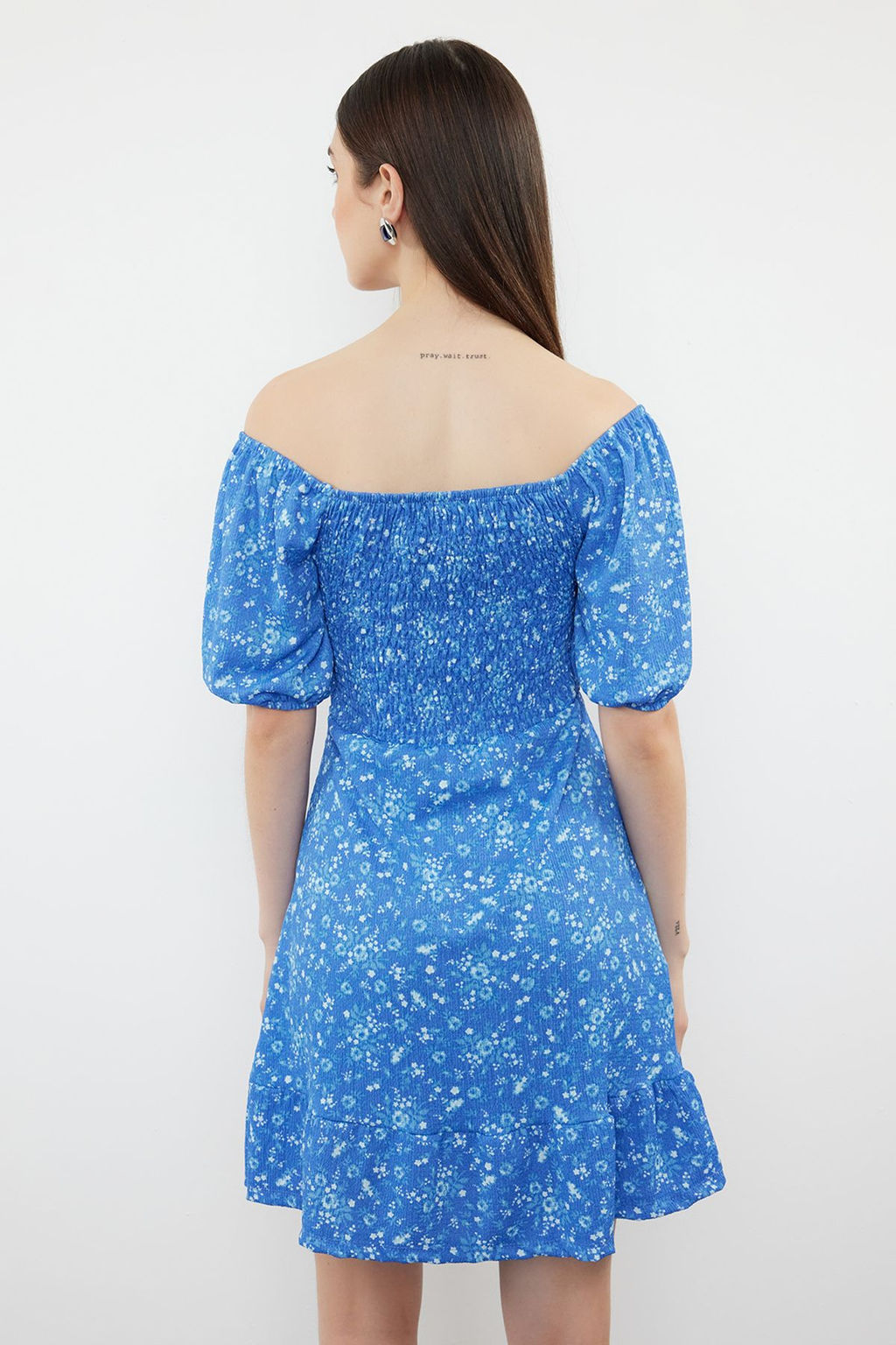 Mavi Cicekli Midi Gipeli Baglama Detayl? Belden Ac?lan Esnek Midi Elbise Orme Elbise TWOSS24EL01059