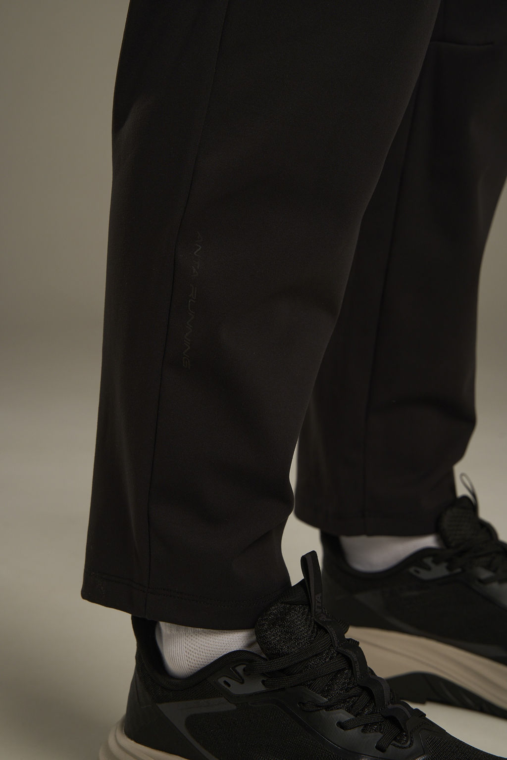 Брюки трикотажные утепленные Черный ANTA RUNNING Knit Track Pants