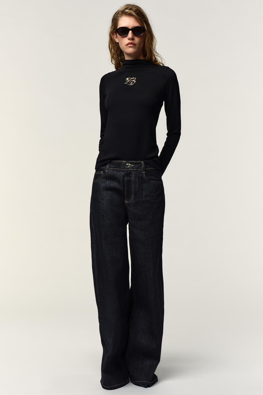 HIGH NECK T-SHIRT WITH BROOCH
