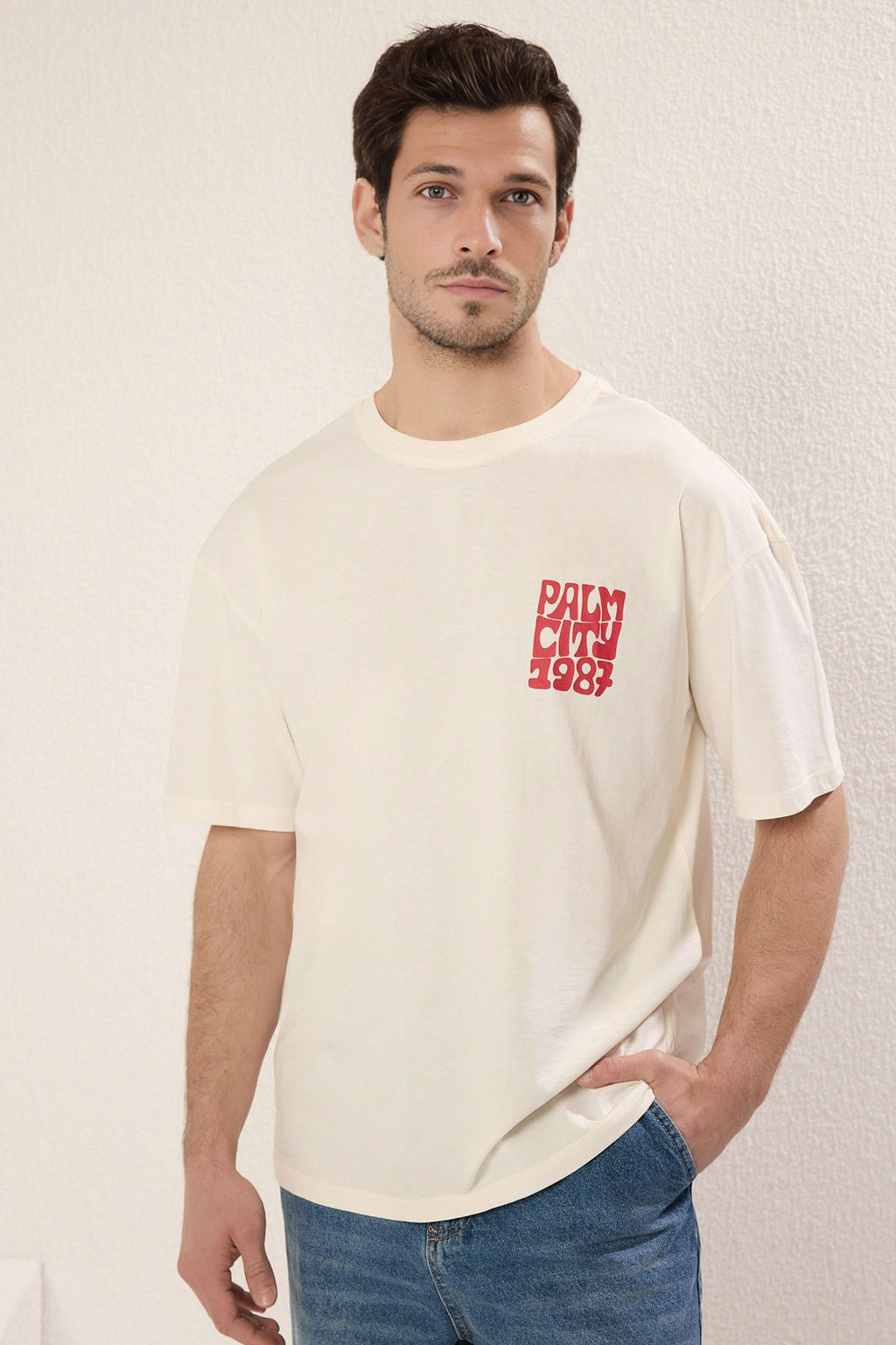 TRENDYOL MAN Siyah Oversize/Genis Kesim Bisiklet Yaka Kabar?k S?rt Bask?l? T-Shirt TMNSS25TS00044 - Trendyolmilla фото 2