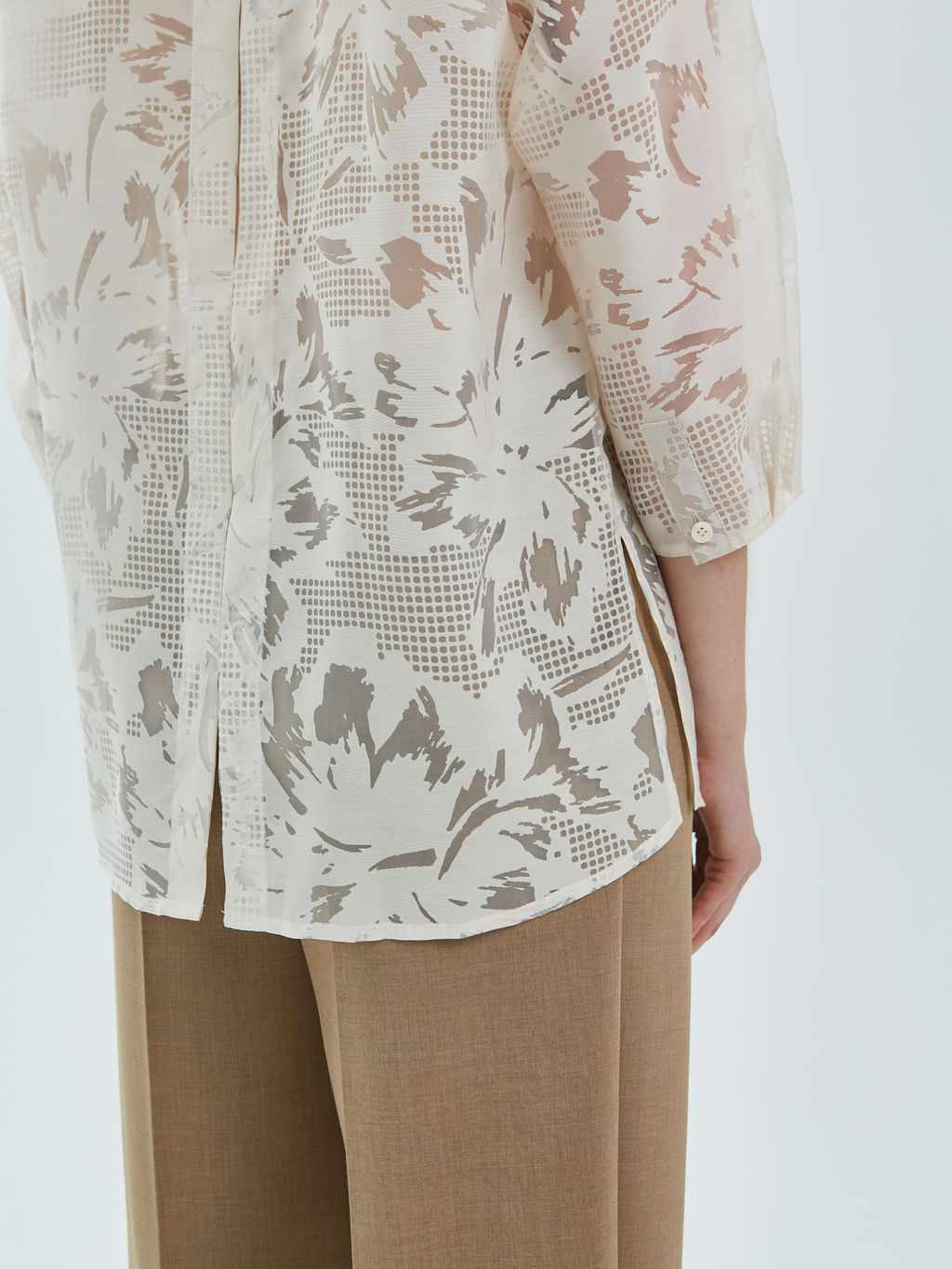 Блузка из органзы с вытравной печатью
