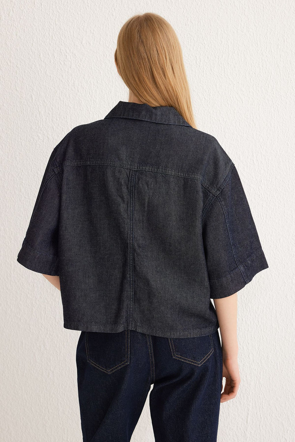 TRENDYOLMILLA Koyu Mavi %100 Tencel V Yaka Denim Gomlek TWOSS25GO00001  фото 5