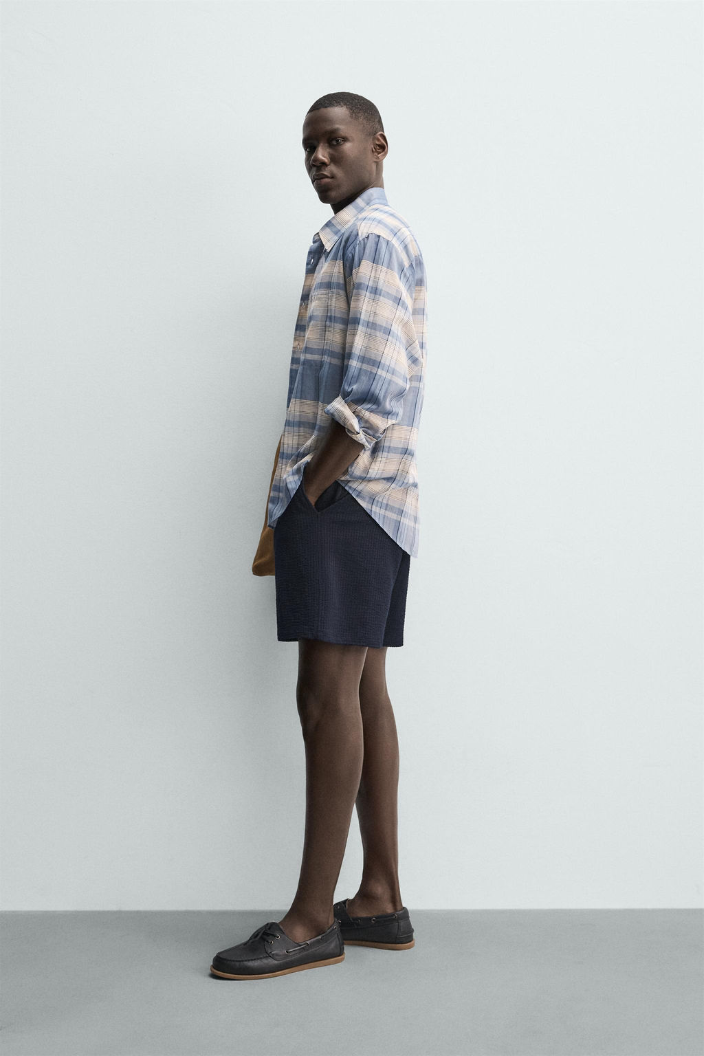 BERMUDA REGULAR FIT ESTRUCTURA SEERSUCKER / Azul