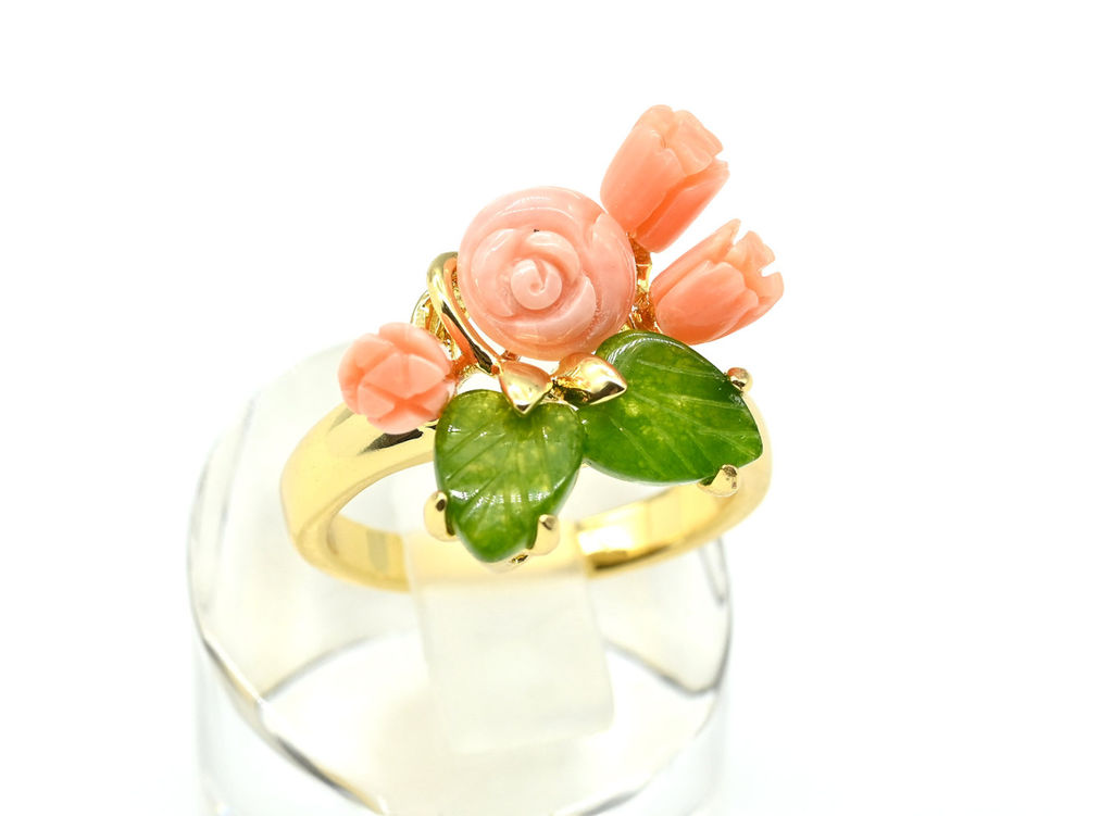 Кольцо с резным камнем из коралла и нефрита, размер 17 Радуга камня