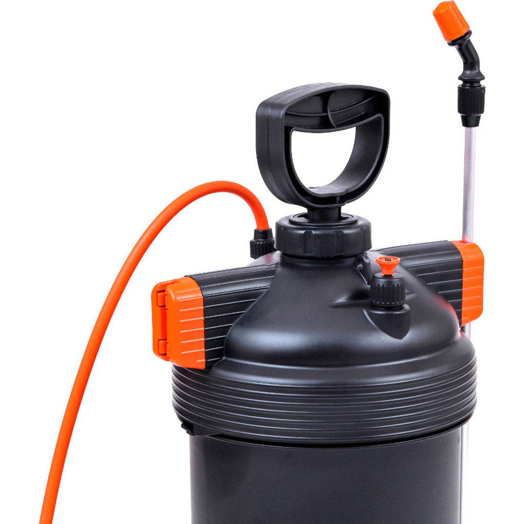 Опрыскиватель-распылитель садовый, пластмассовый 9л "Жук Оптима", пневматический, литьевой бак со съёмной крышкой, алюминиевый нетелескопический брандспойтер 65см, регулировка распыла: от струи до тумана, предохранительный клапан, мерная шкала, стекл