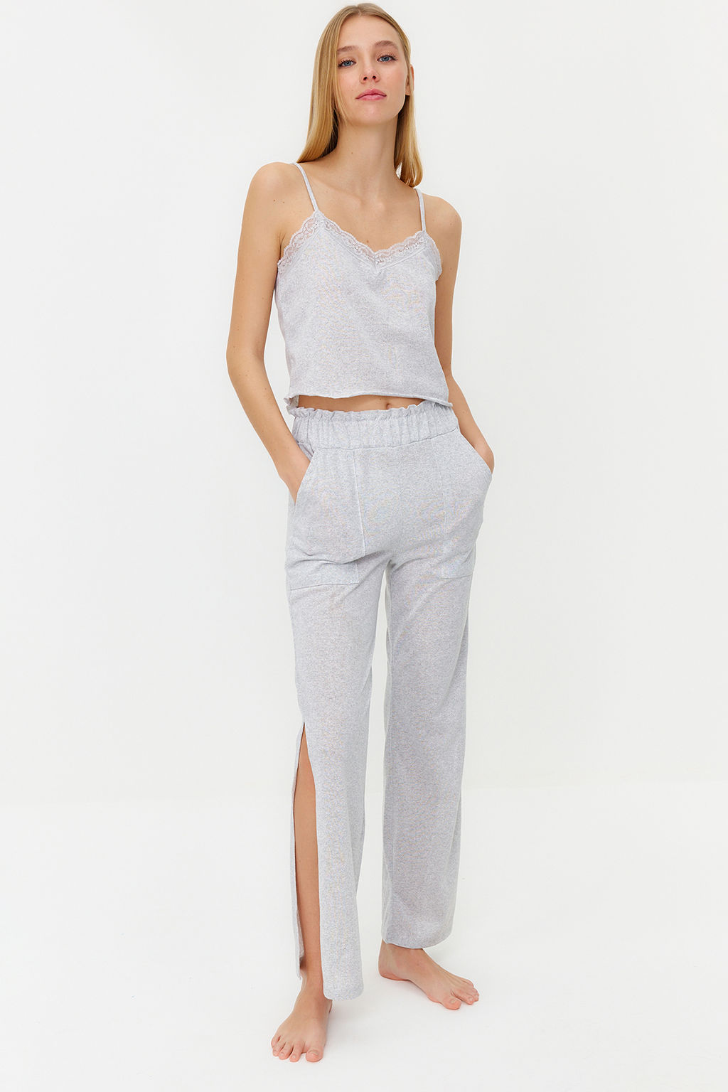 Trendyolmilla Gri Melanj Dantelli, F?rf?r ve Y?rtmac Detayl? Ip Ask?l? Orme Pijama Tak?m? THMSS24PT00005