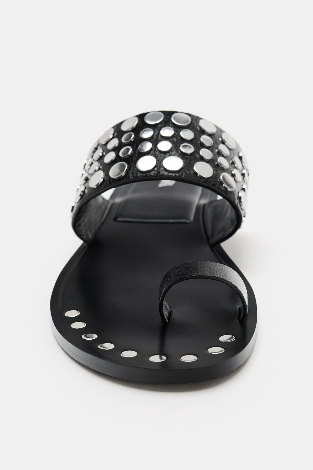 SANDALIA PLANA PIEL TACHAS / Negro