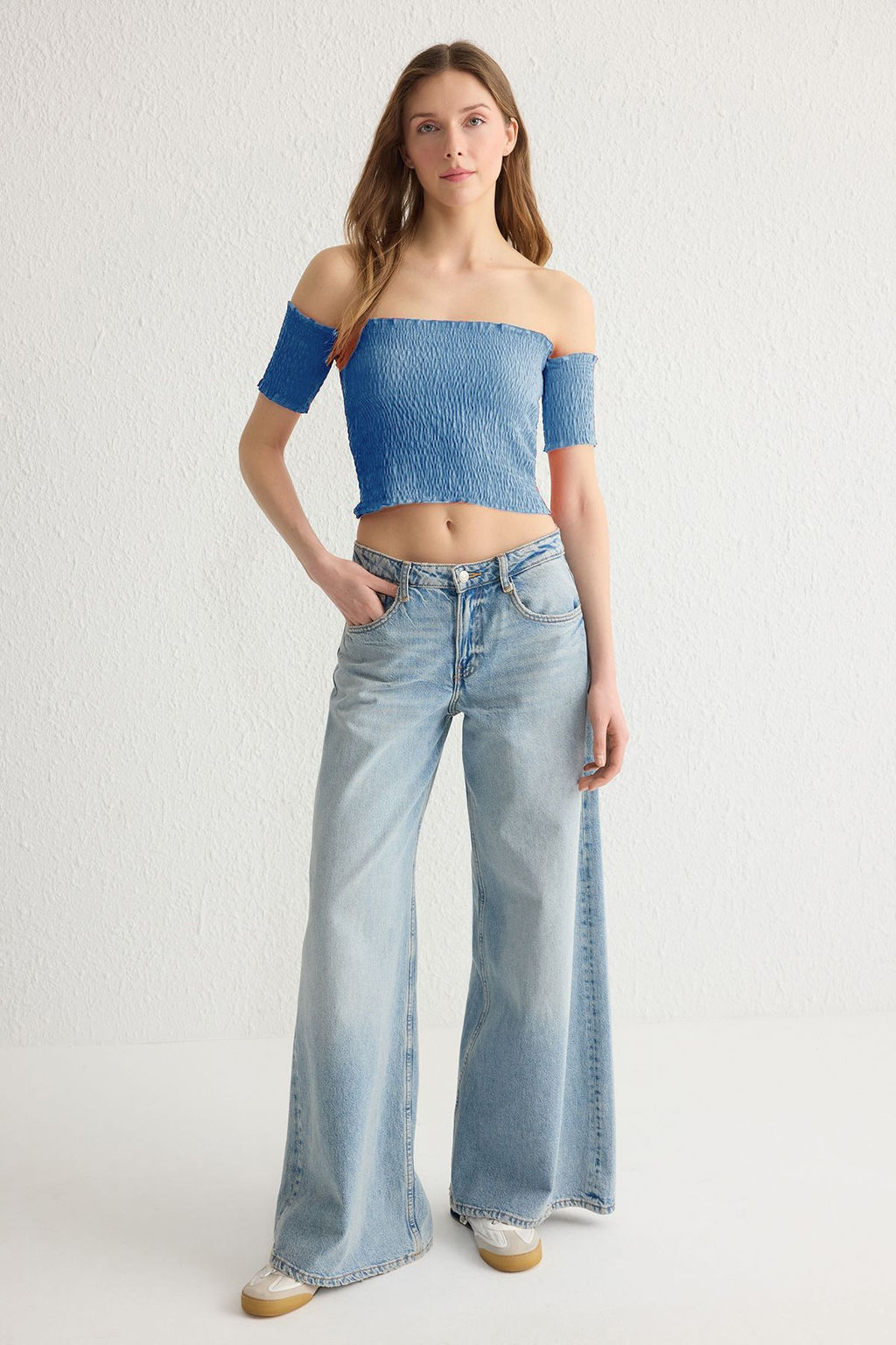 Ac?k Mavi Fitted/Vucuda Oturan Carmen Yaka Crop Gipeli Esnek Orme Bluz TWOSS25BZ00173 - Trendyolmilla фото 2