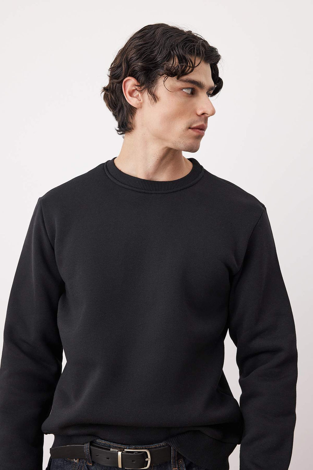 Siyah Regular/Normal Kesim Bisiklet Yaka Kal?n/Ici Sardonlu Sweatshirt TMNAW26SW00018