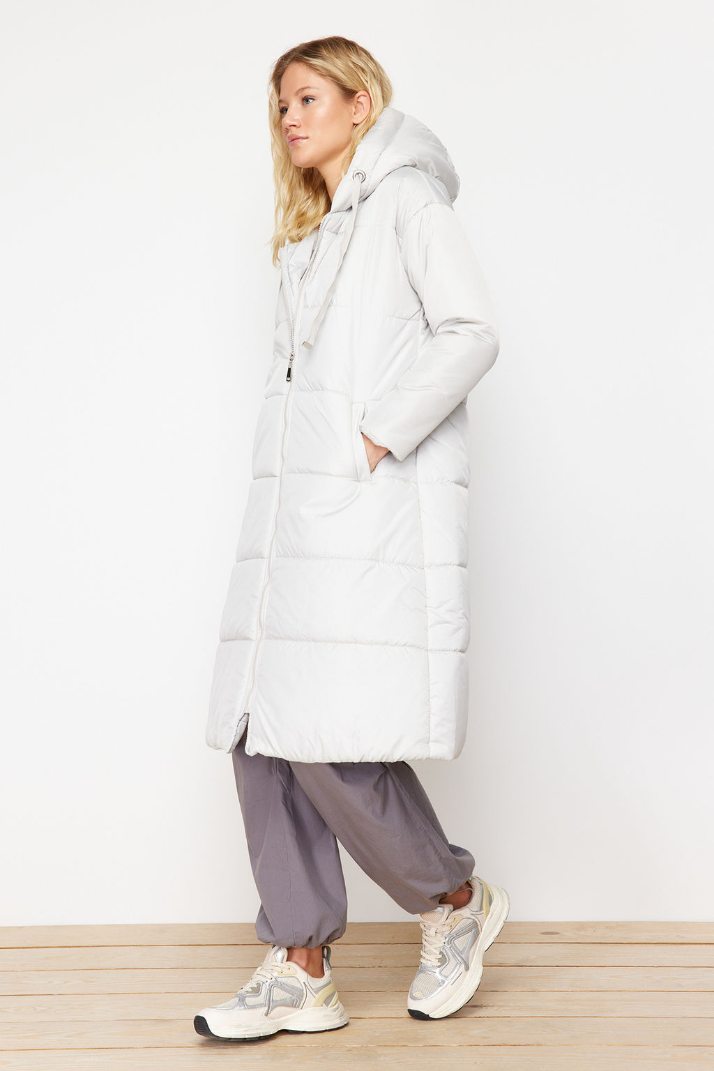 TRENDYOLMILLA Siyah Kapusonlu Su Itici Uzun Sisme Mont TWOAW24MO00136  фото 23