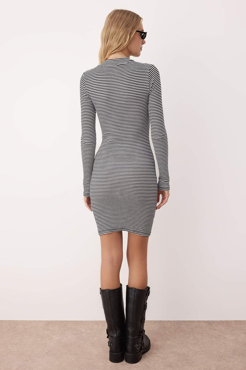 TRENDYOLMILLA Siyah Vucuda Oturan Mini Dik Yaka Fitilli Esnek Orme Kalem Elbise TWOAW21EL2244
