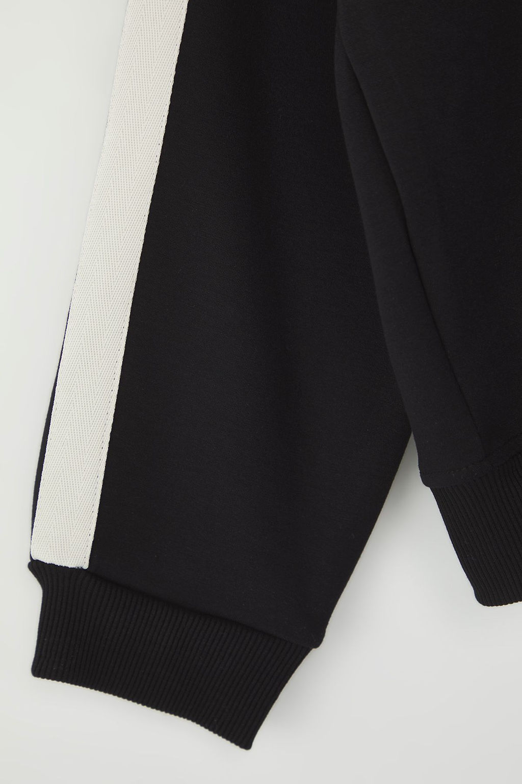 TRENDYOL MAN Siyah More Sustainable Oversize/Genis Kesim V Yaka Yaz? Bask?l? Sweatshirt TMNAW25SW00208 - Trendyolmilla фото 3