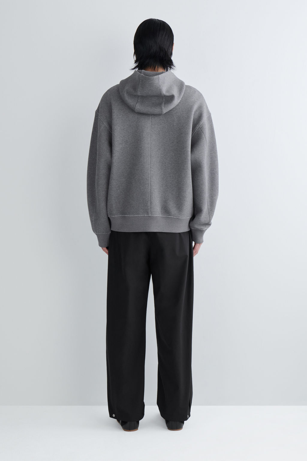 SUDADERA CON CAPUCHA EFECTO NEOPRENO