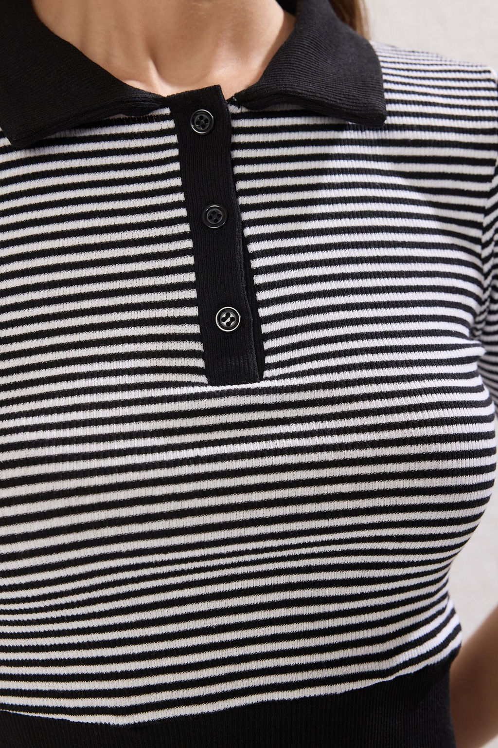 Trendyolmilla Siyah Polo Yaka Crop Fitilli Esnek Orme Bluz TWOSS25BZ00290  фото 3