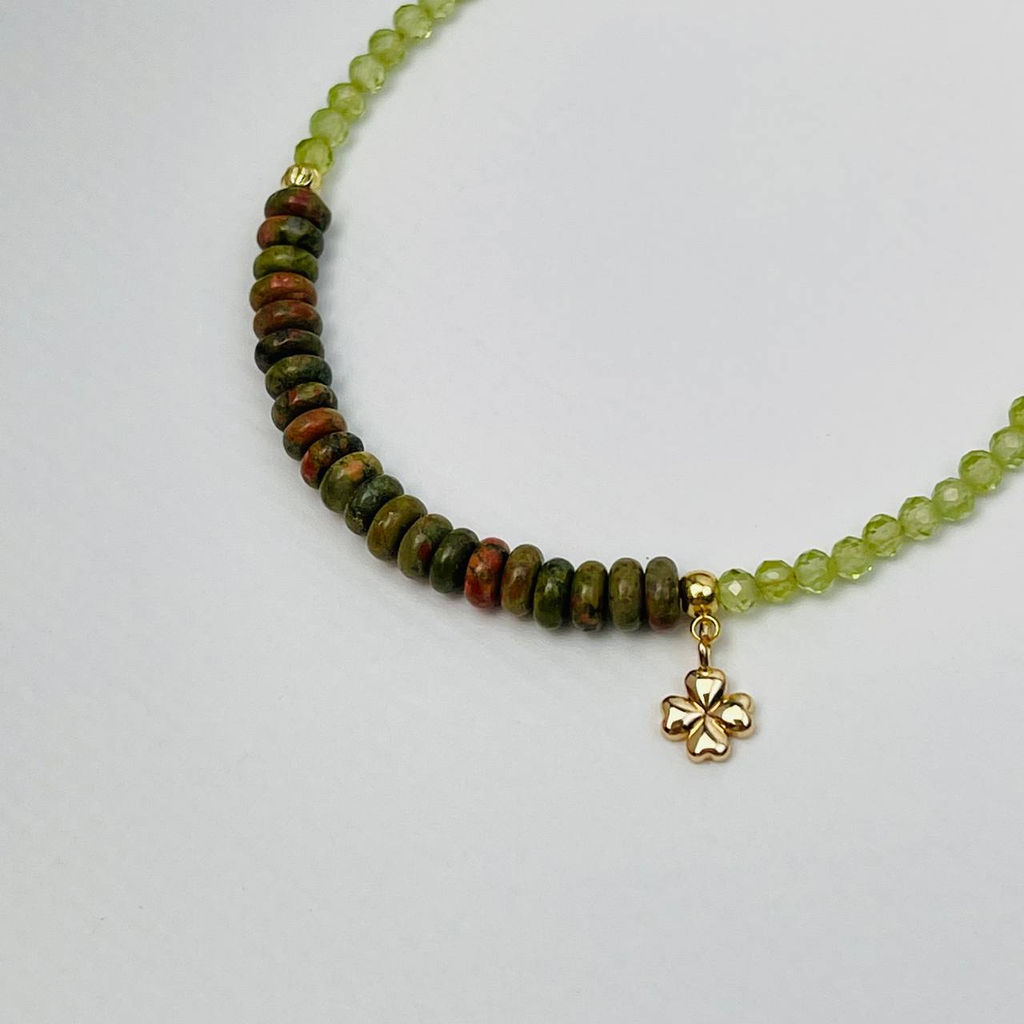 Браслет из Хризолита и Унакита с подвеской "Клевер"