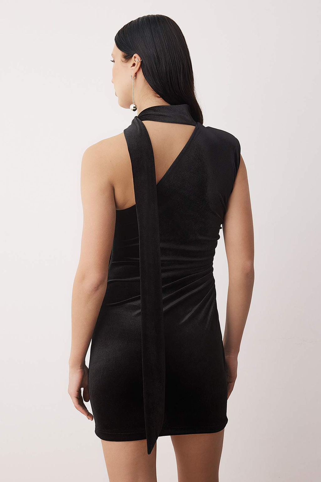 Siyah Fular Detayl? Kadife Orme S?k/Gece Y?lbas? Elbisesi - Trendyolmilla фото 4