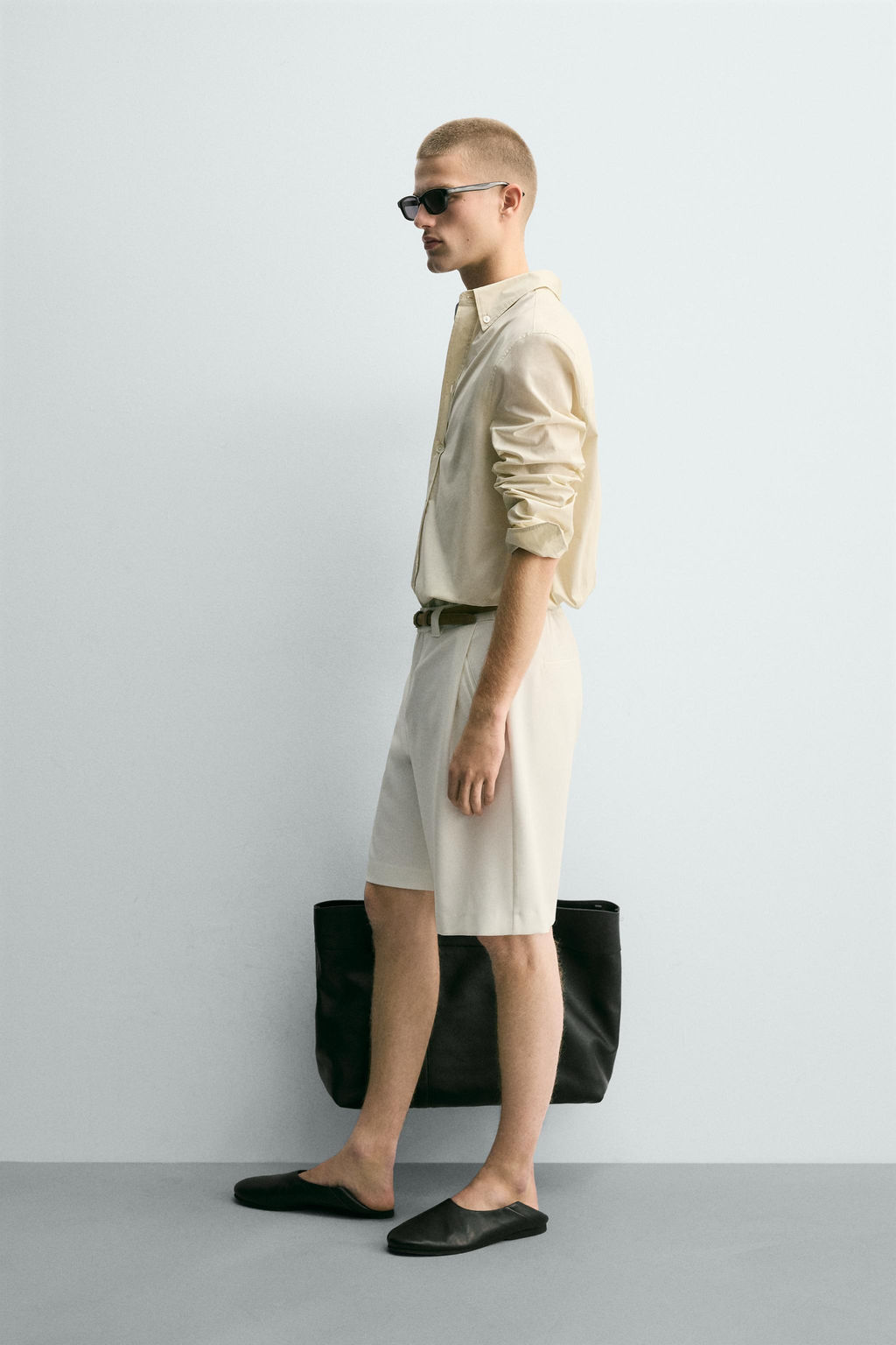 BERMUDA RELAXED FIT PLIEGUES LATERALES / Blanco roto