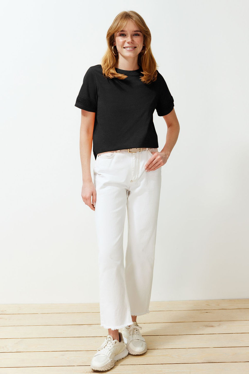 TRENDYOLMILLA Beyaz Aksesuar Detayl? Basic/Regular Kal?p Orme T-Shirt TWOSS24TS00048 фото 2