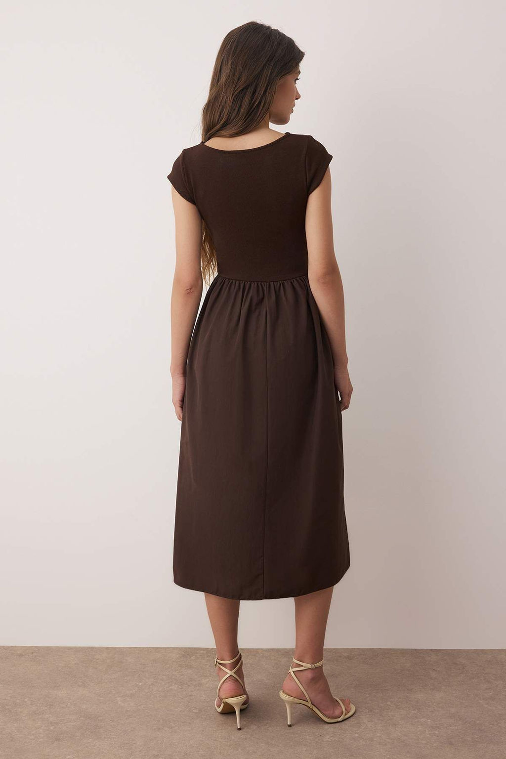 Kahverengi Ustu Esnek Fitilli Alt K?sm? Genis Terrycotton Kontrast Dokuma Elbise - Trendyolmilla фото 8