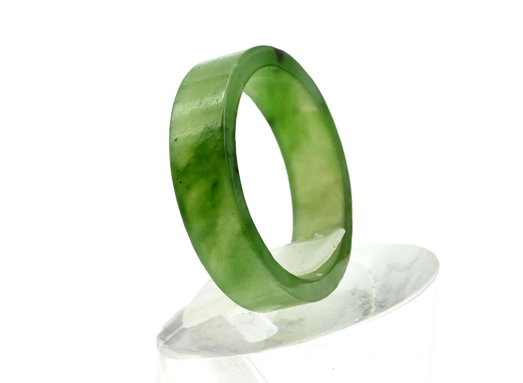 Кольцо из нефрита, ширина 5-6мм, размер 17,5 Радуга камня