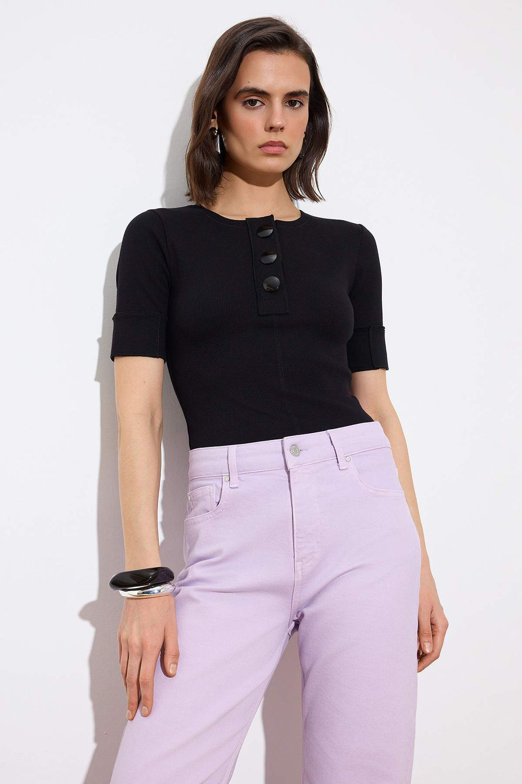 Limited Edition Siyah Vucuda Oturan K?sa Kollu Dugmeli Fitilli Esnek Orme Bluz TWOSS26BZ00473 - Trendyolmilla фото 2