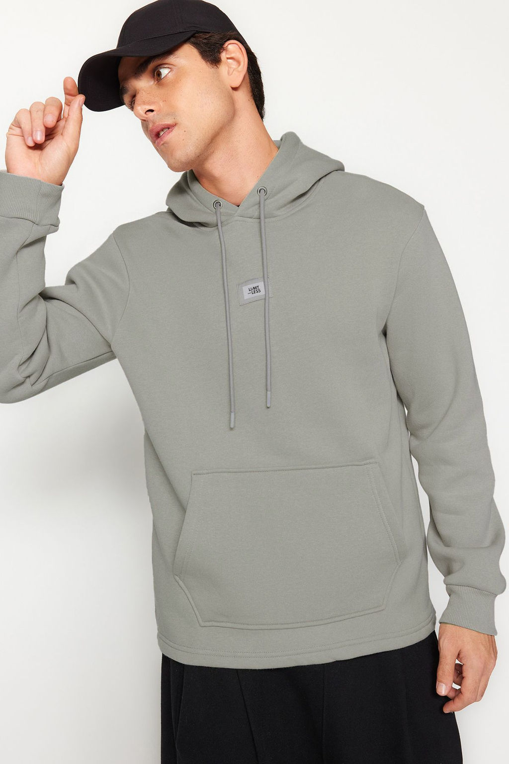 TRENDYOL MAN Siyah Regular/Normal Kesim Kapusonlu Etiketli Ici Polar/S?cak Tutan Sweatshirt TMNAW24SW00076 - Trendyolmilla фото 17