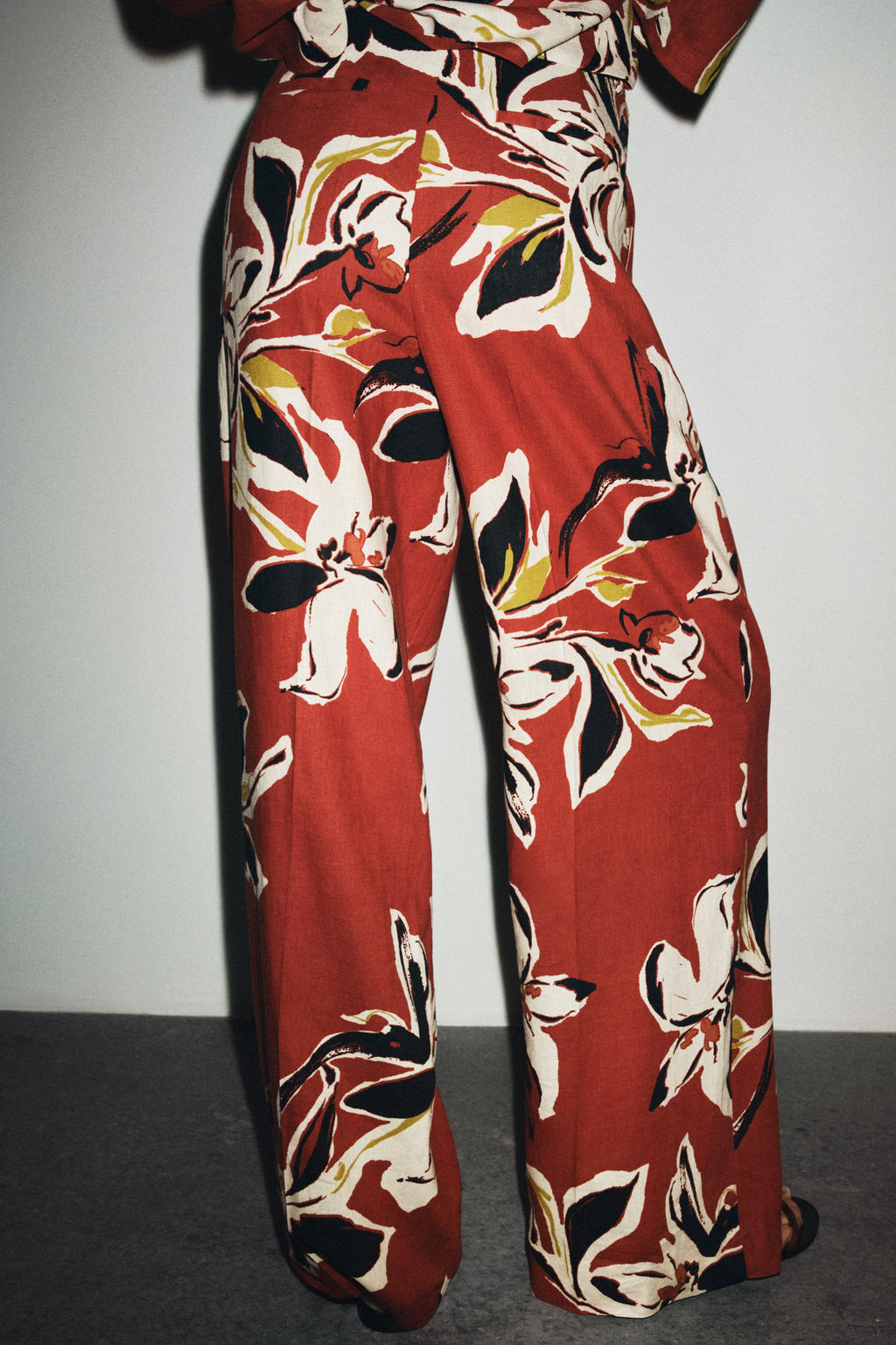 FLORAL PRINT LINEN BLEND TROUSERS - Zara фото 11