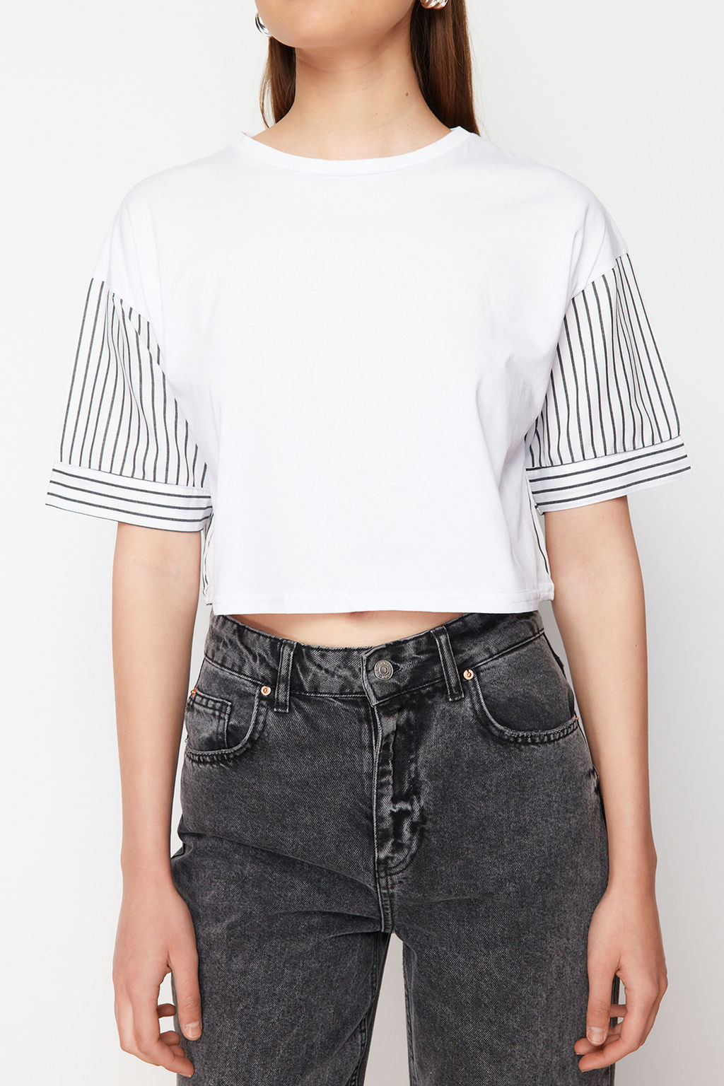 Beyaz Cizgili Poplin Kol Detayl? Slogan Bask?l? Crop Orme T-Shirt TWOSS24TS00239 - Trendyolmilla фото 4